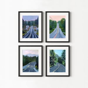 Könnte beinhalten: Vier gerahmte vertikale Wandkunstdrucke mit Ölgemälden von kurvenreichen Straßen durch Waldlandschaften. Jedes Bild zeigt eine andere Perspektive einer Landstraße mit gelben Mittellinien, grünen Bäumen und sanften Himmelstönen in schwarzen Rahmen.