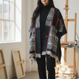 L’Héritage d’Or : Poncho Artisanal en Pagne Baoulé