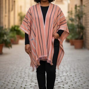 L’Héritage d’Or : Poncho Artisanal en Pagne Baoulé