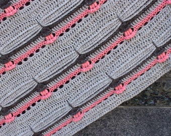 Modello all'uncinetto per scialle triangolare strutturato con fiori e strisce