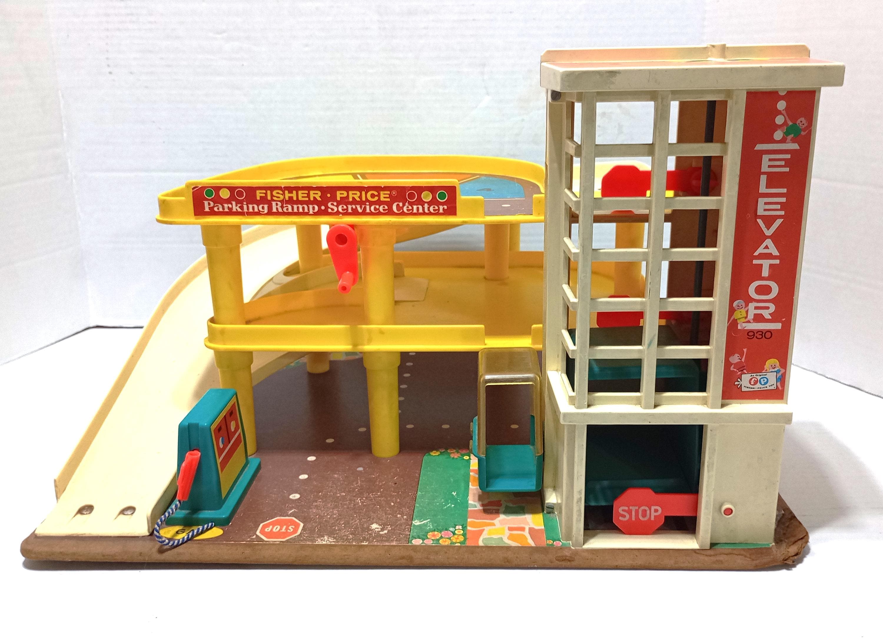 ANCIEN GARAGE FISHER-PRICE TOYS avec 4 Voitures et 5 Personnages
