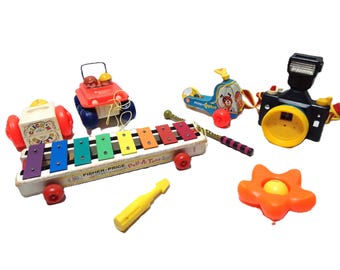 Ritorno al passato con questo lotto vintage di 7 giocattoli Fisher Price degli anni '70: Hellicopter-Camera-xilofono-Dum Boogie-utensile e altro ancora