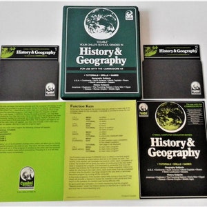 Puede incluir: Un conjunto de dos cartuchos de juego para computadora Commodore 64 de la serie Cymbal Computer Education Series: Historia y Geografía. Los cartuchos están etiquetados con los números 1 y 2, y la caja es verde con una imagen de un globo terráqueo.