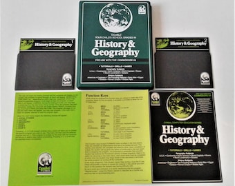 Könnte beinhalten: Ein Set mit zwei Commodore 64-Computerspielkassetten für die Cymbal Computer Education Series: Geschichte & Geographie. Die Kassetten sind mit den Nummern 1 und 2 gekennzeichnet, und die Schachtel ist grün mit einem Globusbild.