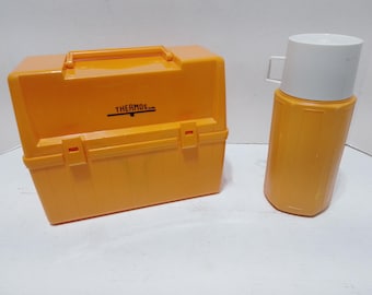 Vintage Mid Century Modern Orange Kunststoff Thermos Lunch Box und passende Thermos Flasche Made in Canada.