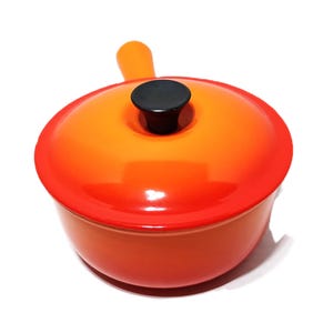 Cacerola vintage LE CREUSET n.º 16 de hierro fundido con mango de esmanel naranja, fabricada en Francia. En muy buen estado.