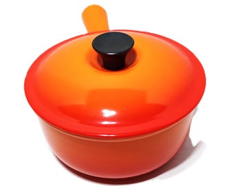 Cacerola vintage LE CREUSET n.º 16 de hierro fundido con mango de esmanel naranja, fabricada en Francia. En muy buen estado.
