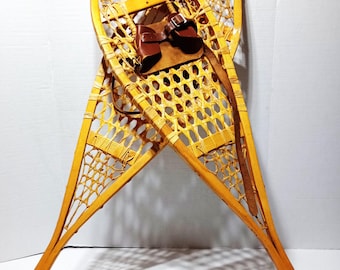 Antieke kleine sneeuwschoenen uit 1960 (41 x 11 inch) uit Quebec, Canada Perfect als interieurdecoratie - hout en leer