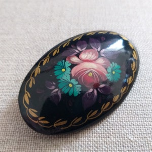 Floral hand painted lacquer Russian style oval brooch vintage image 1