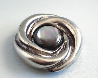 Bufanda colgante o broche vintage en tono plata/estaño con diseño en espiral, colgante de abulón estilo brutalista de 53 mm