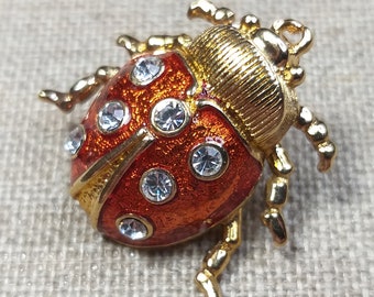 Broche vintage en forme de scarabée en émail et strass