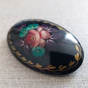 Floral hand painted lacquer Russian style oval brooch vintage image 3