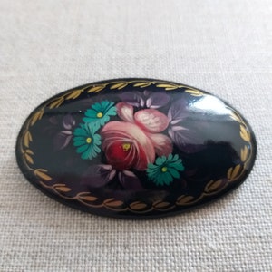 Floral hand painted lacquer Russian style oval brooch vintage image 2