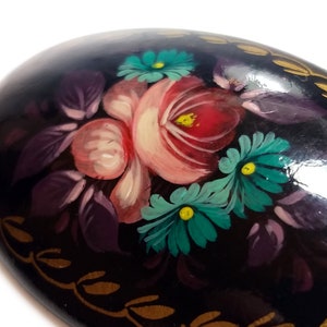Floral hand painted lacquer Russian style oval brooch vintage image 5