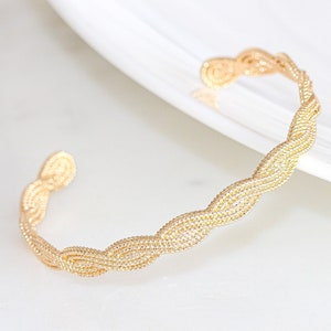Pulseira trançada em ouro de várias fileiras. Pulseira minimalista, pulseira de presente de dama de honra, pulseira empilhável, presente para seu presente de aniversário