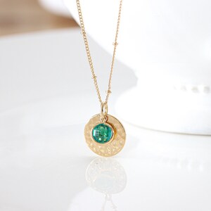 Collana ciondolo personalizzata in pietra turchese in oro. Delicato Dainty martellato nome personalizzato collana moneta Monogram collana Mamma Damigella d&#39;onore regalo
