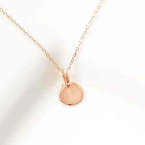 Collar de disco Dainty de moneda de oro. Collar personalizado relleno de oro Delicado regalo para sus damas de honor Novia Navidad Cumpleaños Bautismo imagen 1