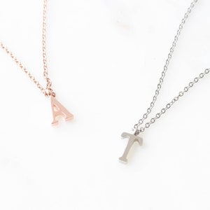 Colar de letras Colar inicial delicado Colar de ouro rosa delicado, presente personalizado para damas de honra. Colar de prata presente de noiva de Natal