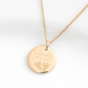 Neue Mama Geschenk personalisierte Gold Münze Halskette. Mama zu sein Geschenk Halskette für Mama Baby Füße Hände personalisierte Halskette Memorial Geschenk für Sie
