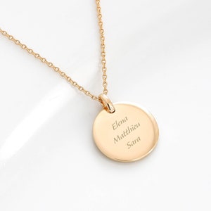 Collar grabado de monedas de oro. Regalo de collar de disco personalizado relleno de oro para su joyería de capas Monograma regalo de dama de honor de Navidad