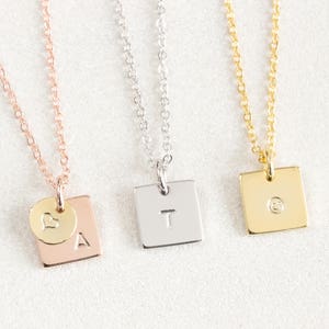 Colar de disco quadrado estampado com inicial à mão. Colar de letras personalizado, minimalista, delicado, diário, damas de honra, presente para ela