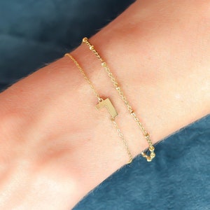 Pulsera lateral inicial rellena de oro. Personalizar pulsera de letras Pulsera del alfabeto Dainty Tiny Minimalist Bracelet Regalo para su dama de honor
