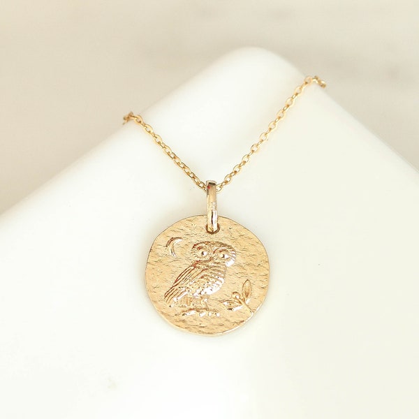 Collier de charme Gold Owl. Pendentif Hammered Owl Cadeau Dainty Tiny Gold Filled Necklace Layered Necklace bird Collier Cadeau pour son anniversaire