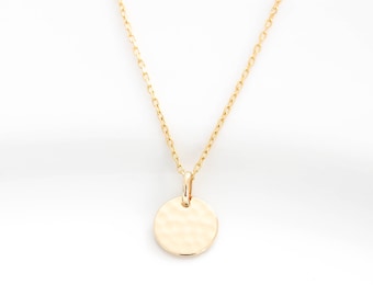 Tiny Hammered Gold Coin Disc Necklace. L'or rempli Dainty Personalized Necklace Necklace Cadeau pour son cadeau de Noel de bijoux de couche