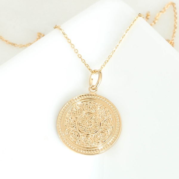 Collier médaillon de fleur rempli d'or Boho Mandala. Dainty Layering Yoga collier Délicat cercle collier Mère Collier Cadeau Personnalisé