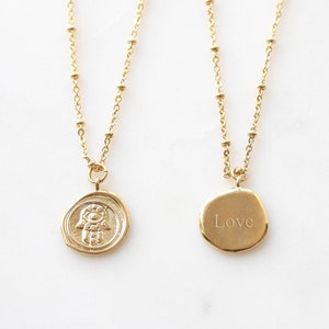Collana con monete d&#39;oro Gioielli Hamsa. Regalo per la festa della mamma Dainty Minimalist Everyday Boho boho Gift per la sua collana di protezione della mano di Fatima