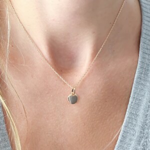 Collar de disco Dainty de moneda de oro. Collar personalizado relleno de oro Delicado regalo para sus damas de honor Novia Navidad Cumpleaños Bautismo imagen 6