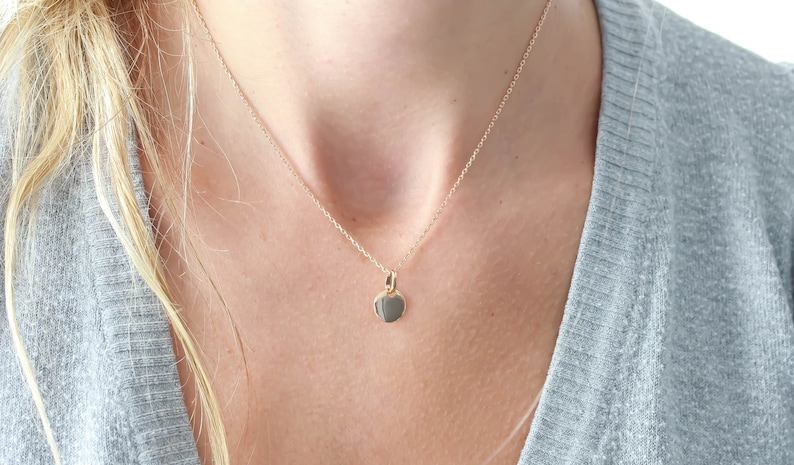 Collar de disco Dainty de moneda de oro. Collar personalizado relleno de oro Delicado regalo para sus damas de honor Novia Navidad Cumpleaños Bautismo imagen 6
