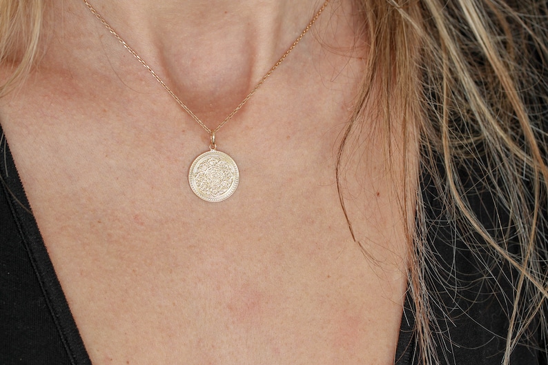 Collier médaillon de fleur rempli d'or Boho Mandala. Dainty Layering Yoga collier Délicat cercle collier Mère Collier Cadeau Personnalisé image 3