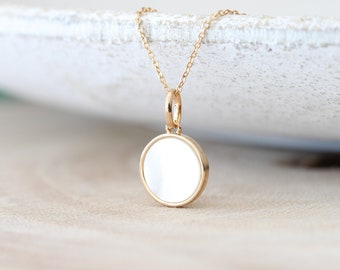 Collier pièce de monnaie en nacre plaquée or : bijoux médaillon délicats