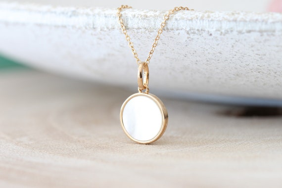Collier pièce de monnaie en nacre plaquée or : bijoux médaillon délicats