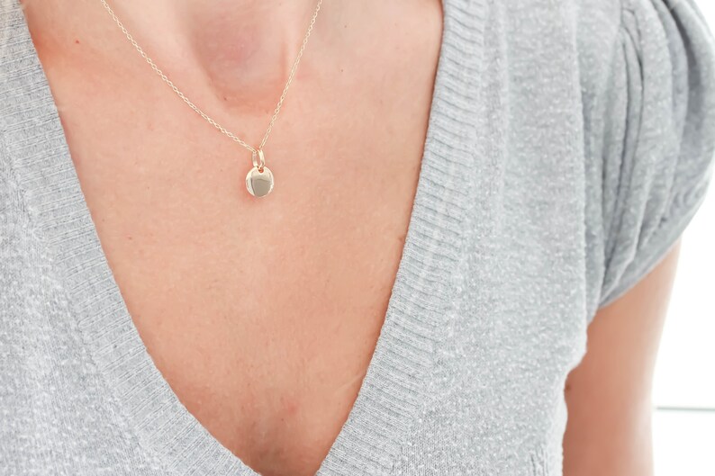 Collar de disco Dainty de moneda de oro. Collar personalizado relleno de oro Delicado regalo para sus damas de honor Novia Navidad Cumpleaños Bautismo imagen 7