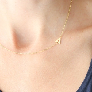 Collier lateral inicial rempli d'or. Letras del alfabeto Collier Personnalisé Amour Demoiselles d’honneur Bijoux Cadeau de Noël Dainty Or rempli