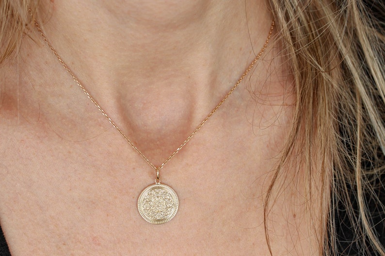 Collier médaillon de fleur rempli d'or Boho Mandala. Dainty Layering Yoga collier Délicat cercle collier Mère Collier Cadeau Personnalisé image 7