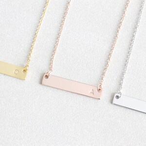 Collar de barra inicial de oro personalizado, delicada letra inicial estampada a mano Collar de amistad placa de identificación. Regalo de dama de honor, regalo de Navidad