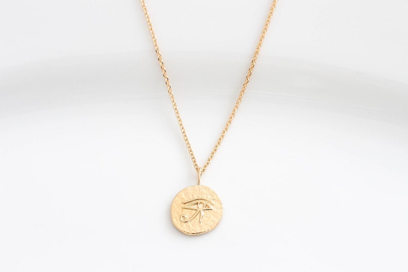 Collier égyptien de pièce d'or d'oeil. Oeil d'Horus Collier Antique Or rempli Coin Collier Dainty Tiny Christmas Gift pour son anniversaire image 2