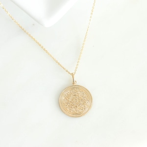 Collier médaillon de fleur rempli d'or Boho Mandala. Dainty Layering Yoga collier Délicat cercle collier Mère Collier Cadeau Personnalisé image 6