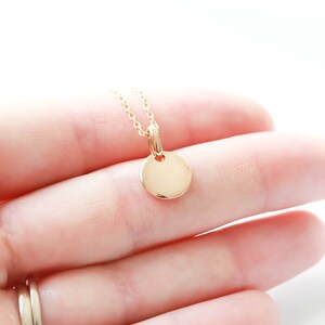 Collar de disco Dainty de moneda de oro. Collar personalizado relleno de oro Delicado regalo para sus damas de honor Novia Navidad Cumpleaños Bautismo imagen 5