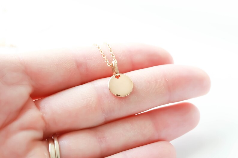 Collar de disco Dainty de moneda de oro. Collar personalizado relleno de oro Delicado regalo para sus damas de honor Novia Navidad Cumpleaños Bautismo imagen 5