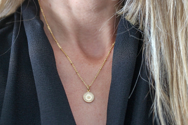 Opaal gouden munt hanger ketting. Gepersonaliseerde sierlijke schijf minimalistische eenvoudige delicate medaille ketting dagelijks verjaardagscadeau voor haar afbeelding 7