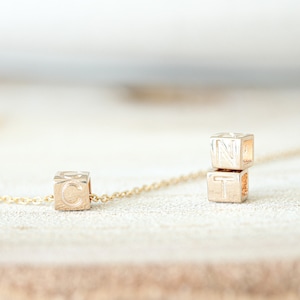 Minimalista inicial del cubo Collier. Collier rempli d'or Collier de lettres minuscules Pendentif perle cubique Délicat personnalisé Cadeau