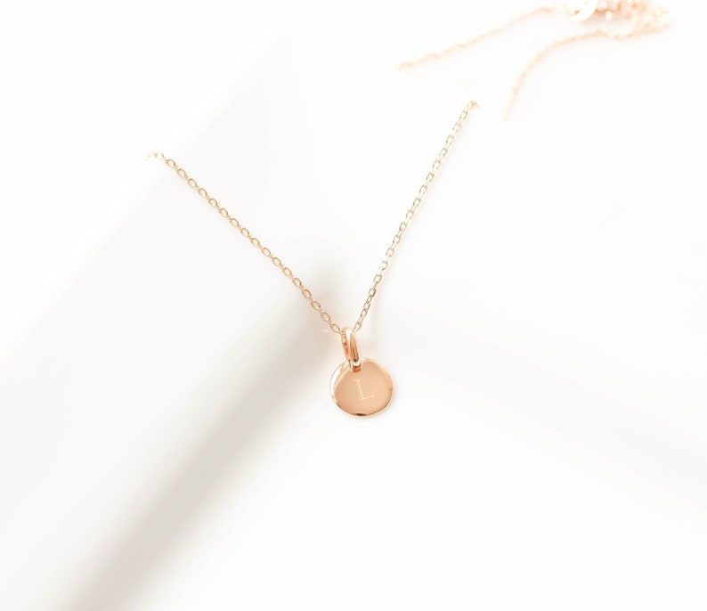 Collar de disco Dainty de moneda de oro. Collar personalizado relleno de oro Delicado regalo para sus damas de honor Novia Navidad Cumpleaños Bautismo imagen 1