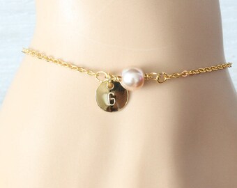 Pearl Bracelet with Personalized Gold initial Disc, Bridesmaid Gift bracelet, Tiny Small Pearl Jewelry, Dainty Minimalist Delicate wedding