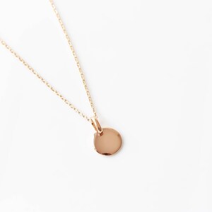 Collar de disco Dainty de moneda de oro. Collar personalizado relleno de oro Delicado regalo para sus damas de honor Novia Navidad Cumpleaños Bautismo imagen 4