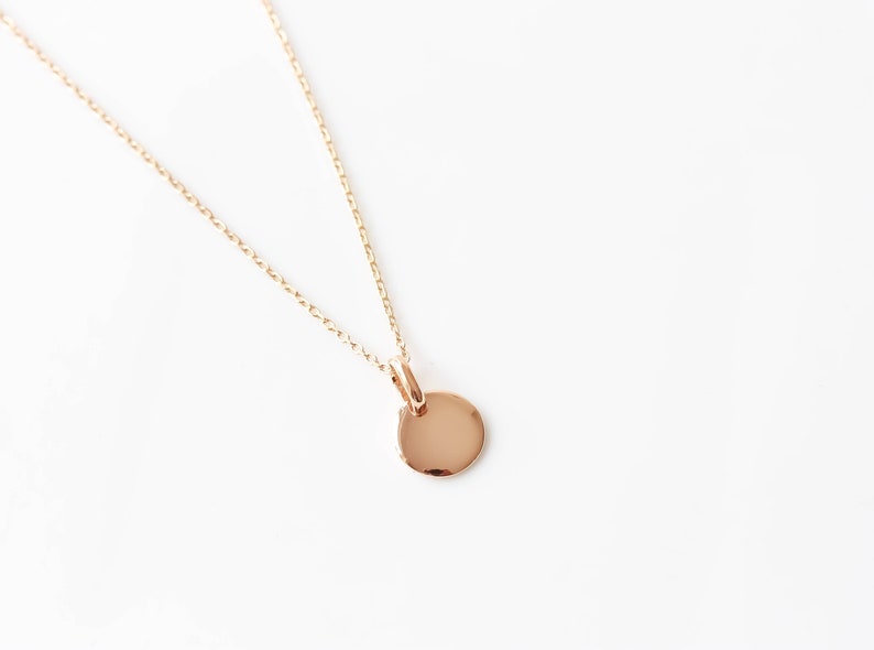 Collar de disco Dainty de moneda de oro. Collar personalizado relleno de oro Delicado regalo para sus damas de honor Novia Navidad Cumpleaños Bautismo imagen 4