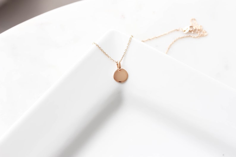 Collar de disco Dainty de moneda de oro. Collar personalizado relleno de oro Delicado regalo para sus damas de honor Novia Navidad Cumpleaños Bautismo imagen 2